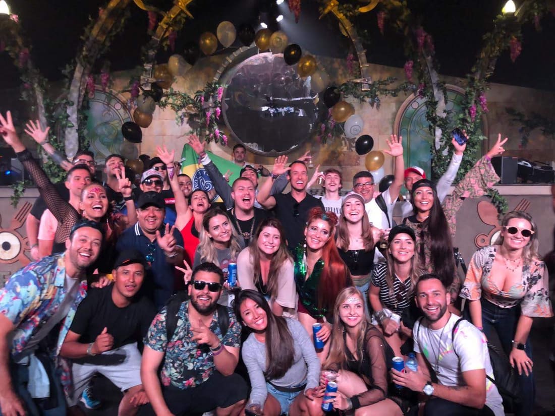 Grupo da Never Ends na Tomorrowland Bélgica em 2019, com as bandeiras da Never Ends e da Tomorrowland