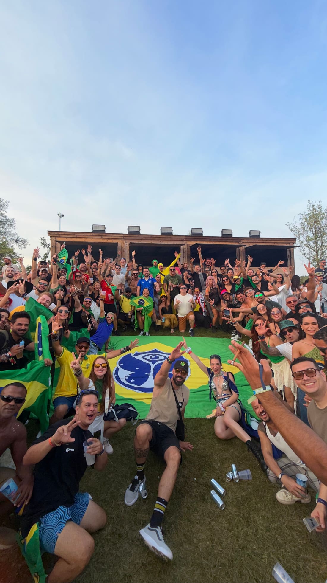 Grupo da Never Ends no gramado do De Schorre em volta da bandeira Brasil e Tomorrowland, em 2026