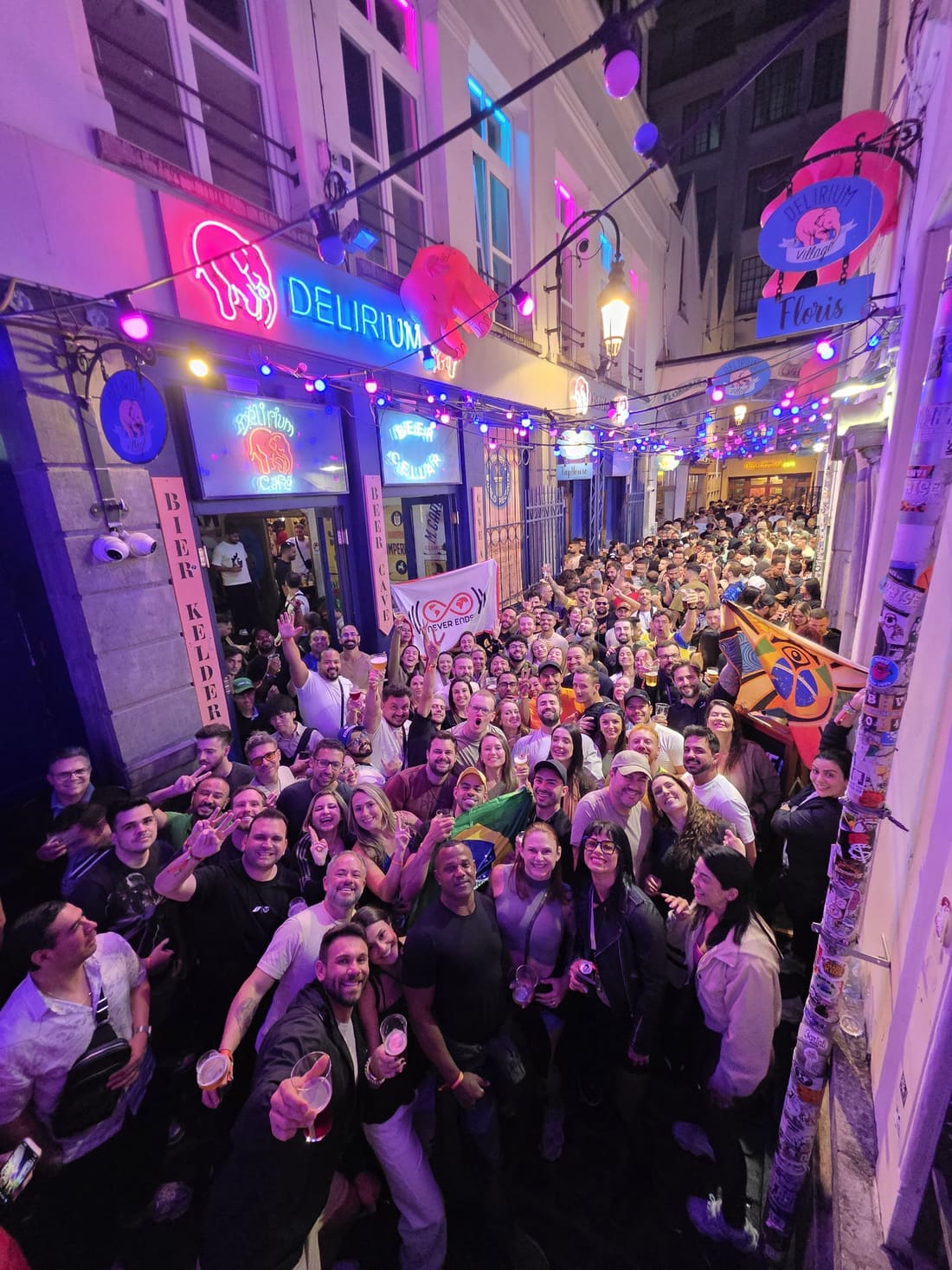 Encontro da Never Ends no Delirium à noite, com o beco inteiro tomado pelo grupo