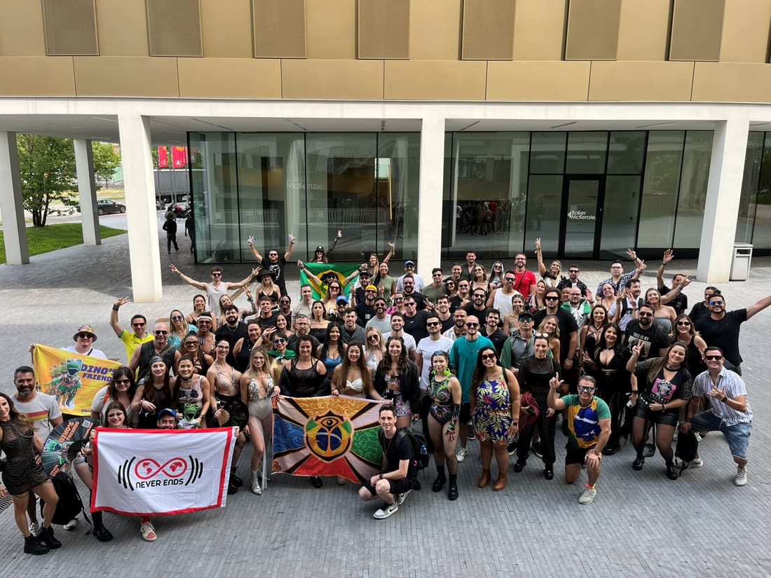 Grupo da Never Ends reunido com as bandeiras abertas antes de seguir pro festival