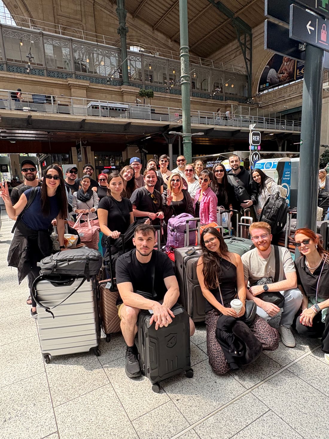 Grupo da Never Ends com as malas na estação de trem em Paris, a caminho do festival