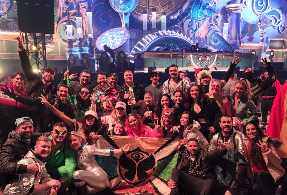 Grupo da Never Ends abrindo a bandeira da Tomorrowland dentro do Mainstage coberto da Tomorrowland Winter, à noite