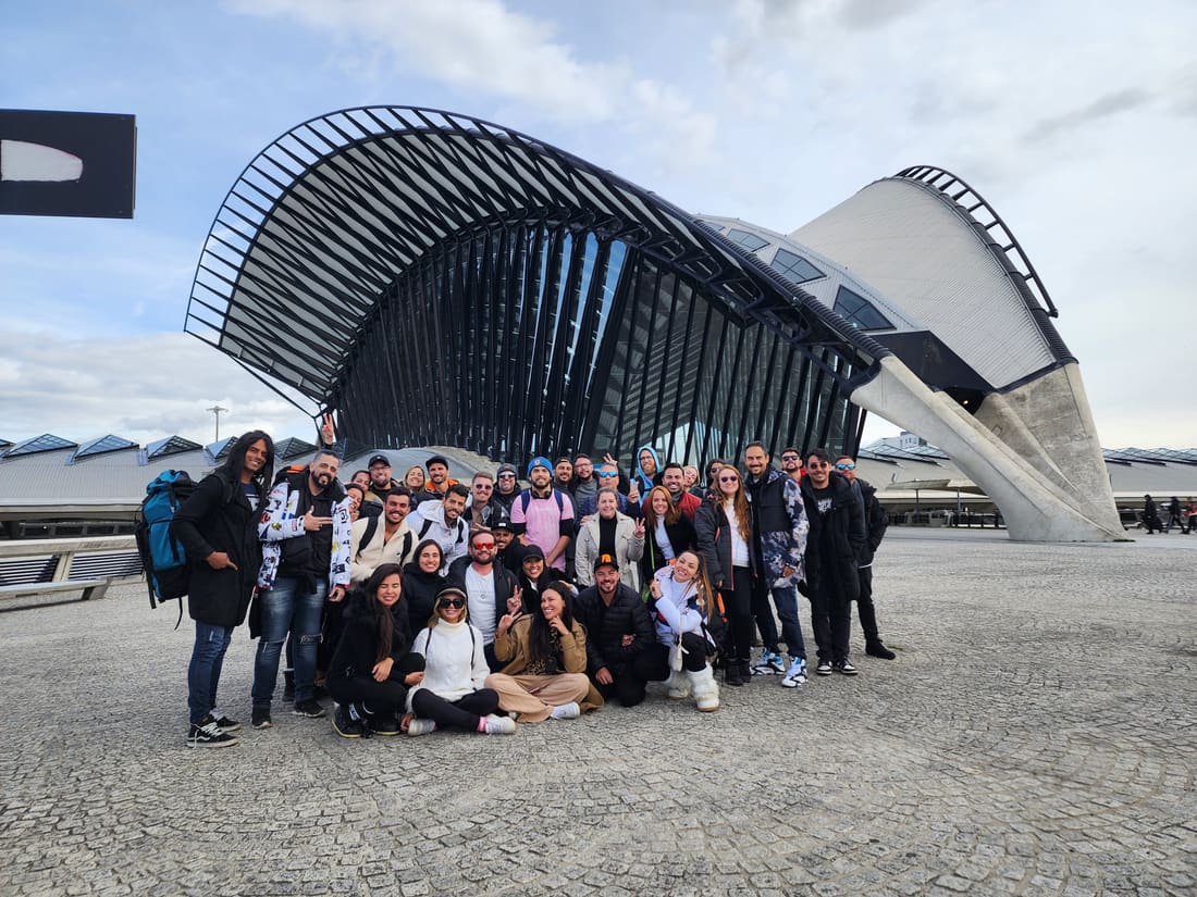 Grupo da Never Ends com as mochilas na chegada ao aeroporto de Lyon, a caminho de Alpe d'Huez