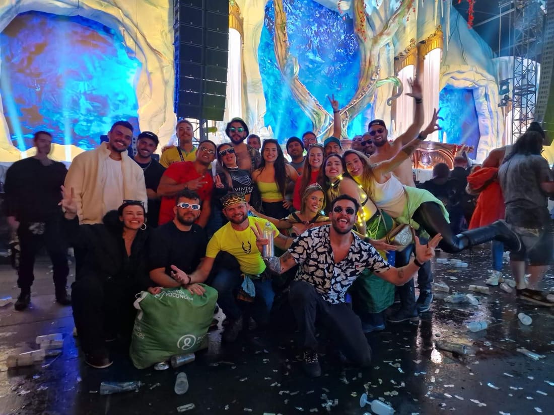 Grupo da Never Ends reunido diante de um palco ao ar livre da Tomorrowland Winter, no fim da festa