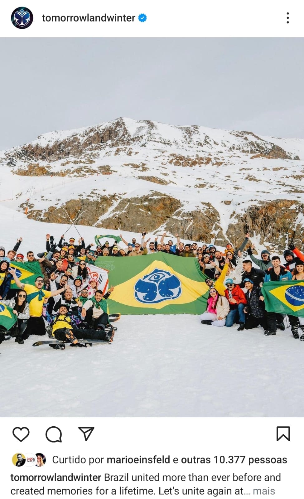 Publicação do perfil oficial da Tomorrowland Winter com o grupo brasileiro e a bandeira do Brasil estampada com o símbolo do festival, aberta na neve de Alpe d'Huez