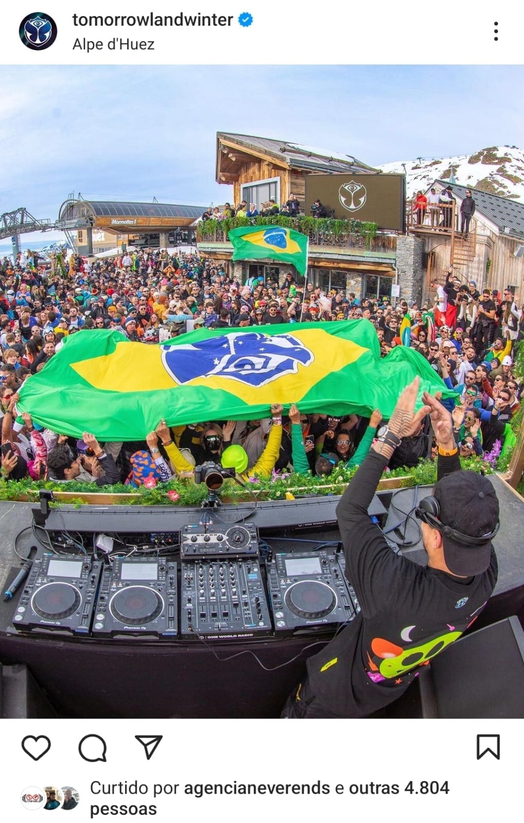 Publicação do perfil oficial da Tomorrowland Winter com a bandeira gigante do Brasil erguida diante da cabine do DJ, em Alpe d'Huez